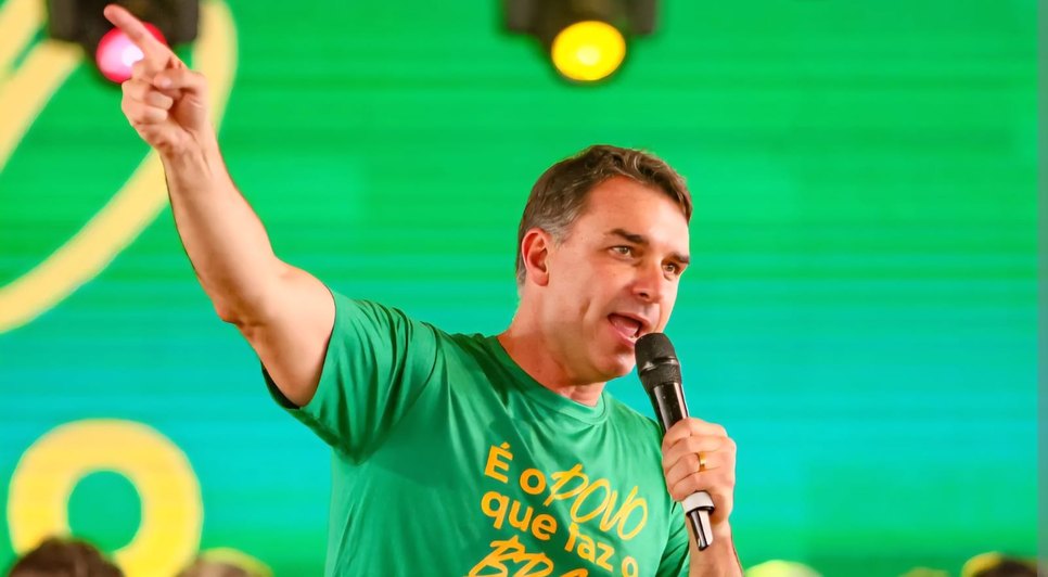 Flávio Bolsonaro indicou que manterá Bolsa Família em eventual mandato