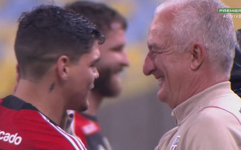 Jogadores do Flamengo abraçam Dorival Júnior antes de jogo com o São Paulo