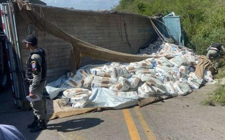 Motorista de caminhão morre após veículo tombar na Serra das Pias, em Palmeira dos Índios