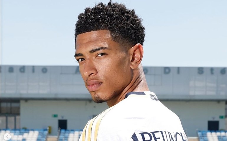 Em apresentação no Real, Bellingham recebe camisa 5, que já foi de Zidane, e elogia francês