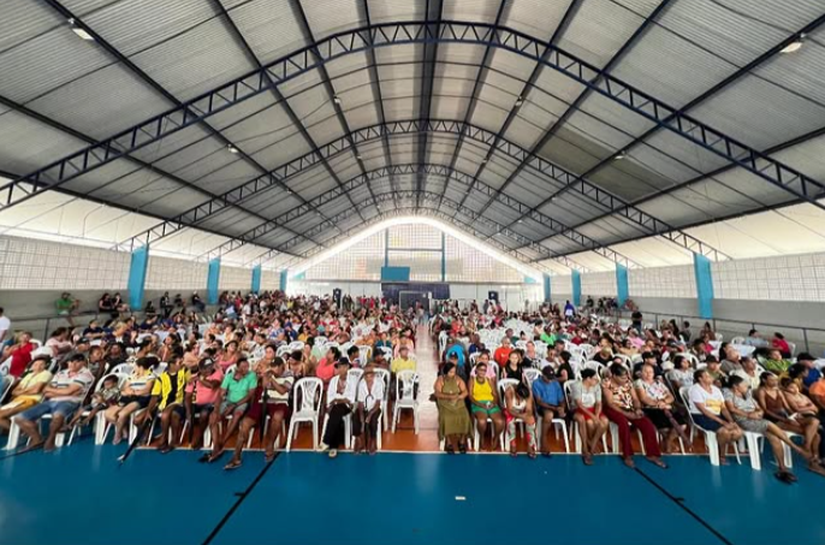 Marcela Barros entrega cestas básicas para alunos da EJA em Novo Lino