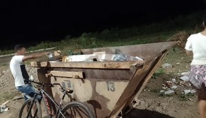 Moradores acham caixão dentro de caçamba de coleta de lixo em Aracaju / Foto: Foto: Redes Sociais/ Reprodução