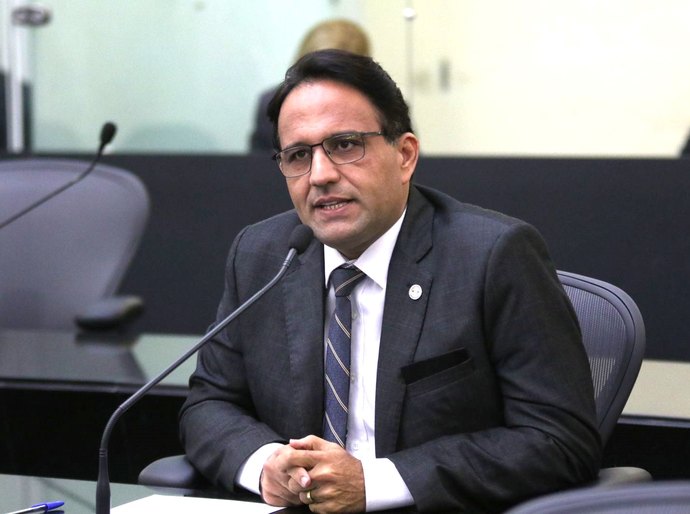 ALE discute sobre projeto que determina as empresas de energia elétrica realizem a 'poda alta'