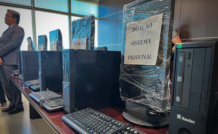 Seris e TRE celebram parceria com doação de equipamentos de informática