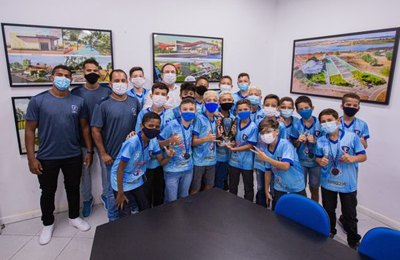 Prefeito Luciano recebe atletas destaques no Recife CUP 2021