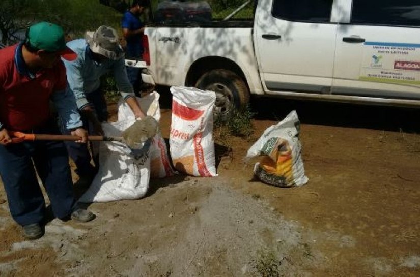 Mergulhadores consertam adutora rompida em barragem em Cacimbinhas