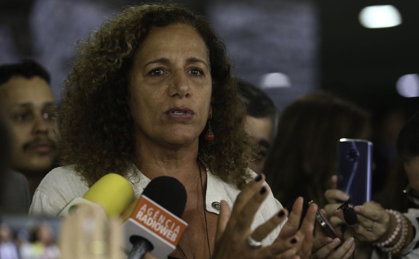 Parlamentares reagem à fala de Bolsonaro sobre Forças Armadas