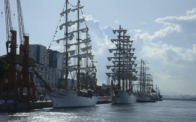 Veleiro mexicano colide com Ponte do Brooklyn em NY; duas pessoas morrem