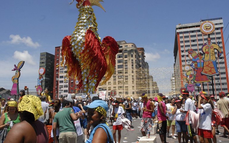 Maior bloco do mundo, Galo da Madrugada lota ruas do Recife