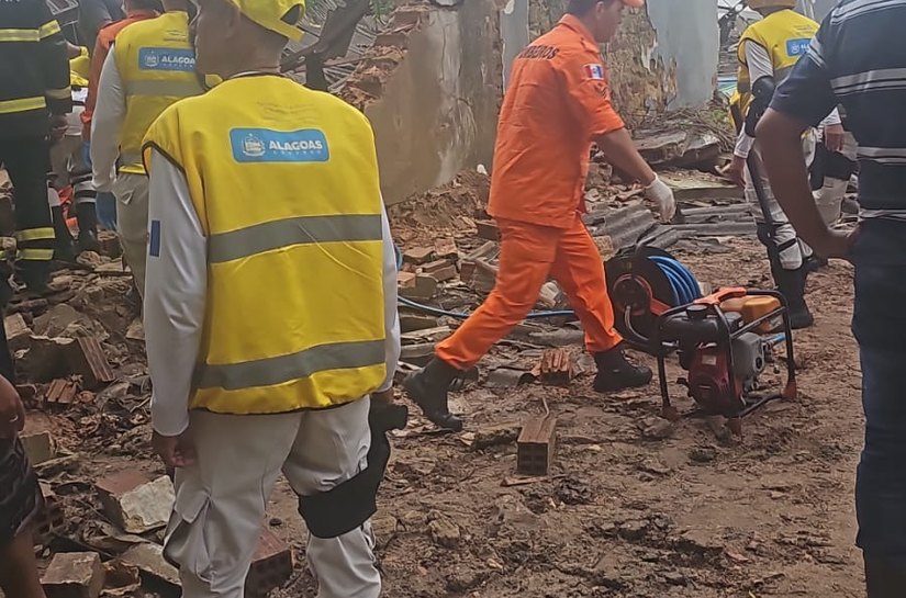 Vídeo: Quatro feridos em desabamento de galpão, em Jaraguá.