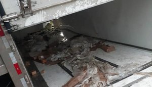 Carreta carregada de carne é saqueada após tombar na Grande Aracaju