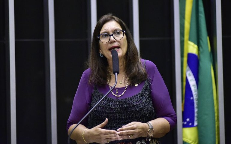 Câmara aprova PEC que mantém cidadania brasileira de quem obtém outra nacionalidade