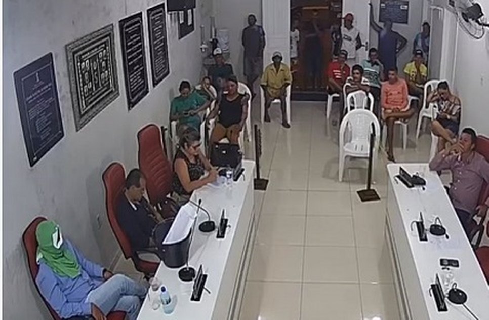 Vereador de Pedra Mole participa de sessão encapuzado e pode ser punido por má conduta / Foto: Reprodução/Internet