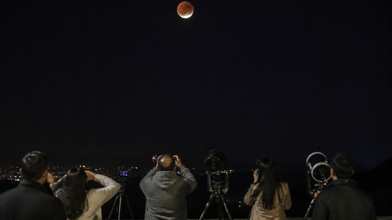 Eclipse lunar 'quase total' será visível no Brasil nesta semana; saiba como observar