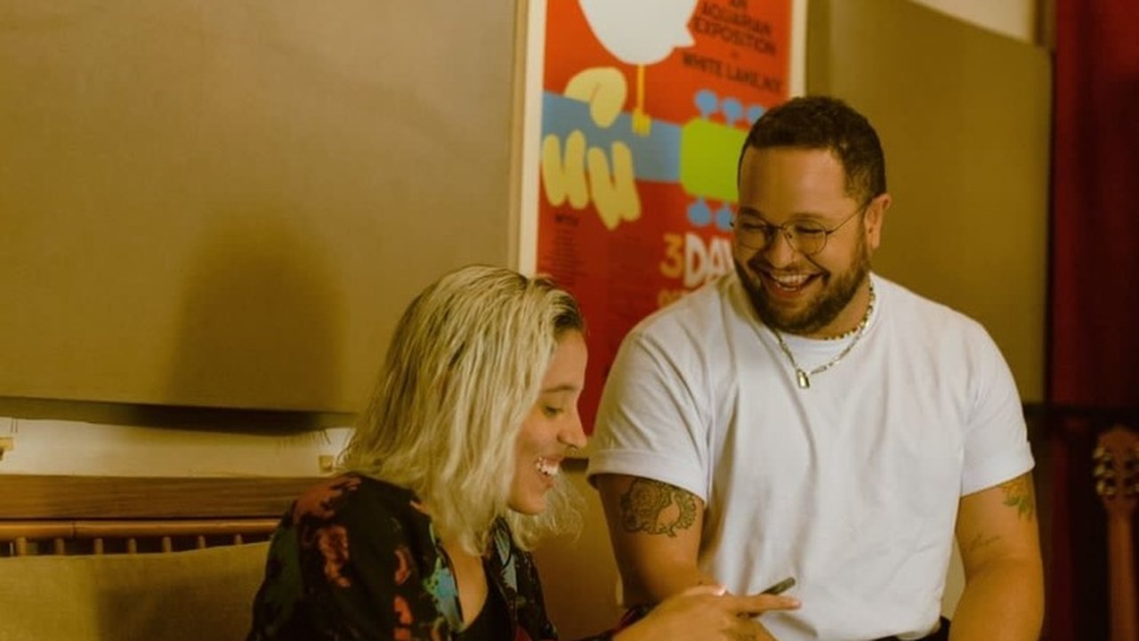 LoreB lança videoclipe de novo single sobre a leveza, os dramas e os universos de um romance a dois
