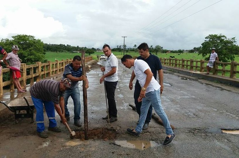 Prefeitura de Anadia realiza reparos na cabeceira da ponte das Duas Estradas