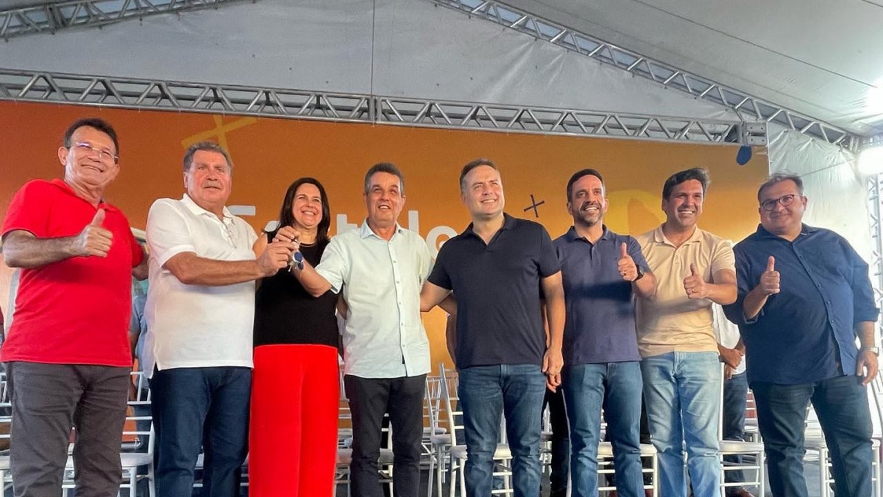 Prefeito de Branquinha recebe novos veículos e recursos do Governo do Estado
