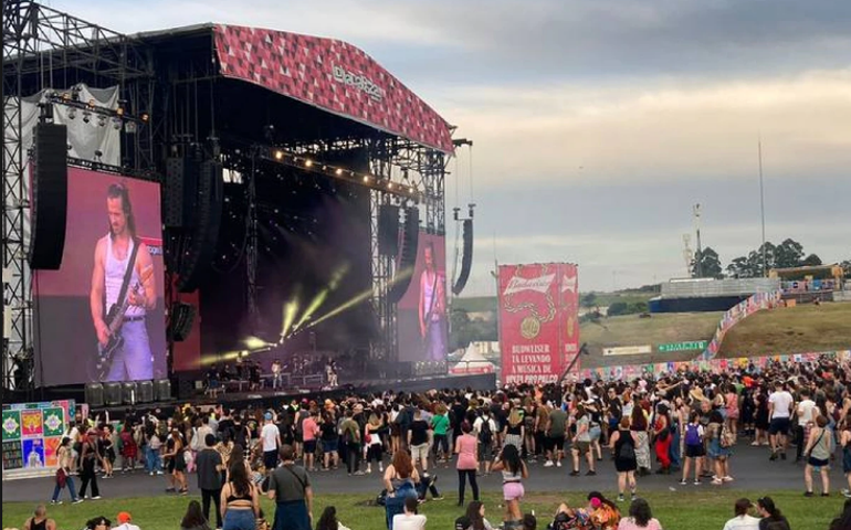Lollapalooza 2022: Laura Pergolizzi anima o público após a chuva