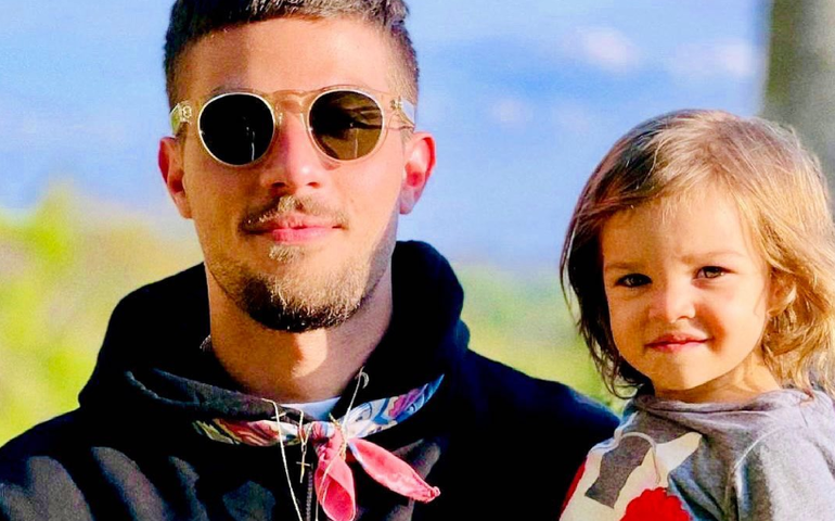 Filho de Chay Suede faz festa de aniversário de 2 anos e viraliza com tema inusitado