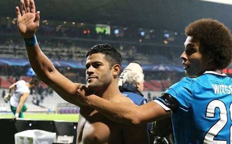 Banana é jogada em campo para brasileiro em jogo do Zenit, na Rússia