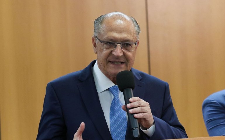 Alckmin diz que Lula cumpre rigorosamente promessa de campanha