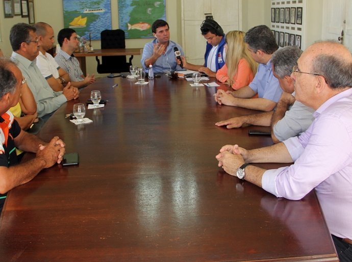 Prefeito de Penedo anuncia reajuste salarial dos professores em 7,64%
