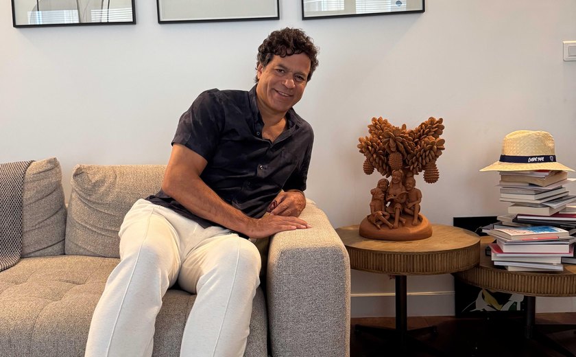 Raí se encanta com obra de artesã alagoana e vira “embaixador” da cultura de Alagoas em Paris