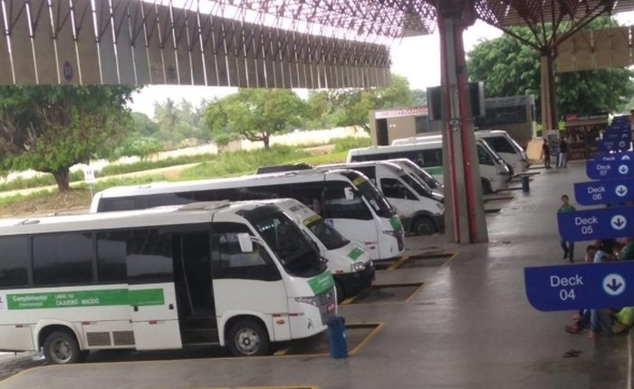 Motoristas e passageiros do transporte intermunicipal estão sendo orientados a usar máscaras e passar álcool gel nas dependências dos veículos