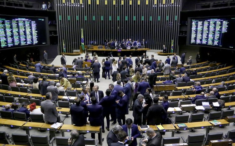 Câmara aprova reajuste de 2,6% a servidores municipais sob protestos e tumulto
