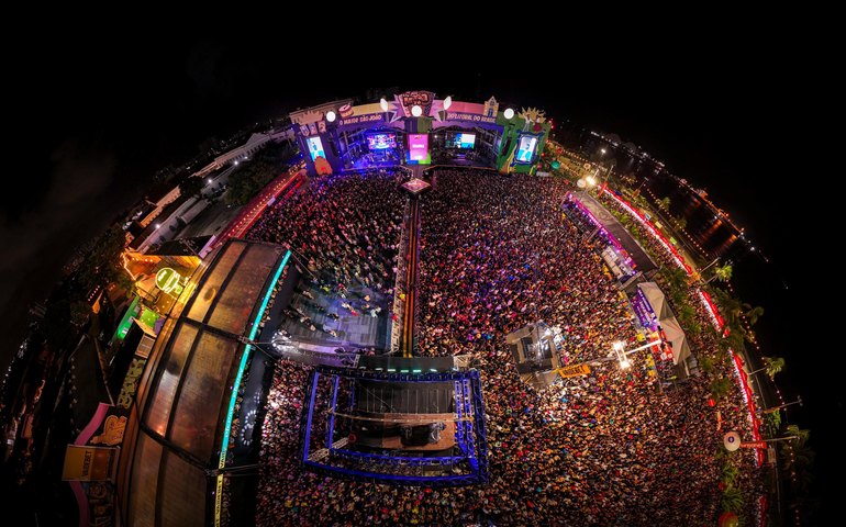 Multidão lota Jaraguá no primeiro dia do São João Massayó