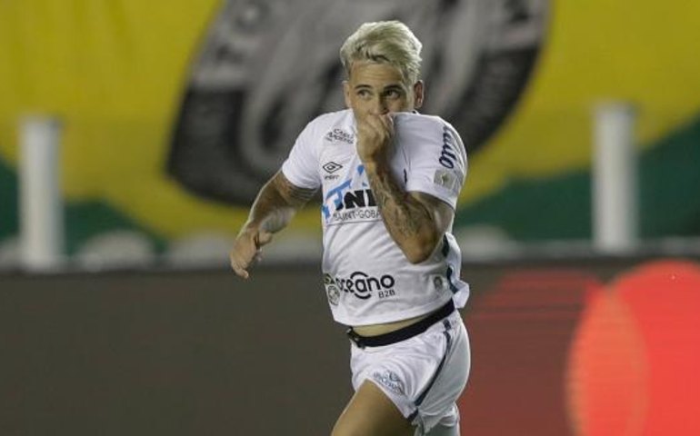 Soteldo pode ser efetivado como armador do Santos após destaque no clássico