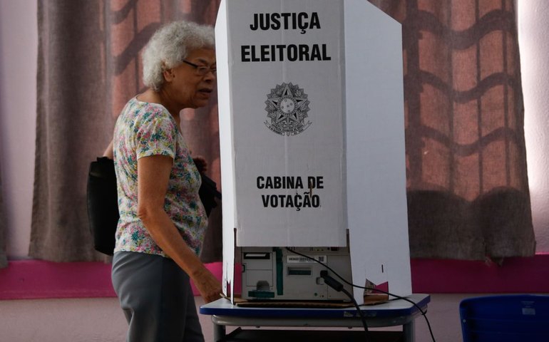 Eleitor não pode levar o celular para cabine de votação