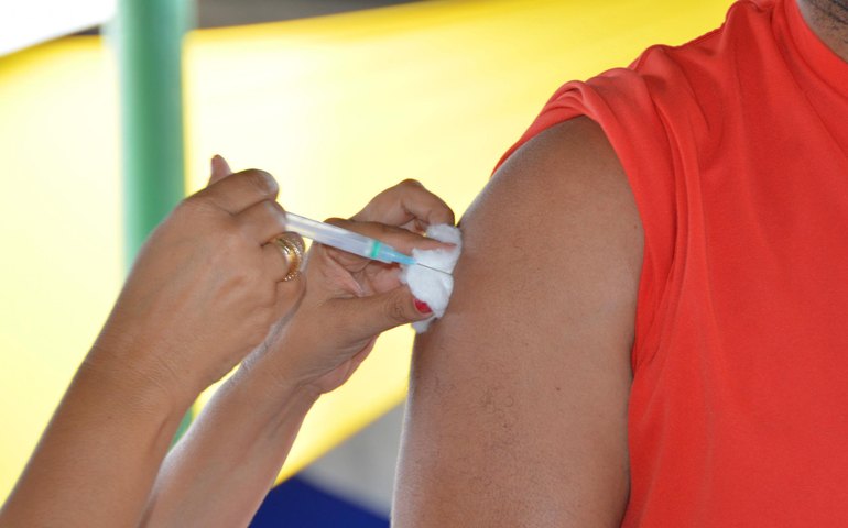 Saúde alerta sobre a importância da vacinação contra o vírus da Covid-19