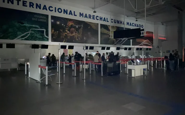 Temporal alaga parte do saguão e deixa sem luz Aeroporto de São Luís, dizem passageiros
