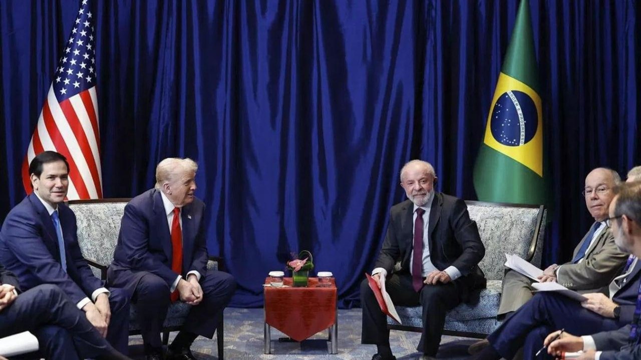 Brasil e EUA retomam negociações sobre tarifas após conversa entre Lula e Trump