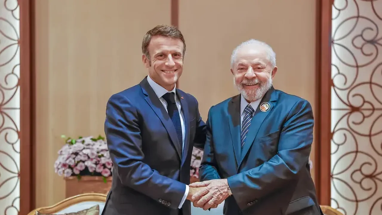 Lula e Macron conversam sobre fim da checagem de fatos da Meta e defendem soberania dos países