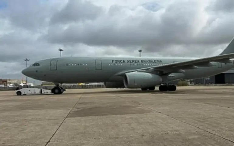 Primeiro voo com brasileiros repatriados do Líbano chega a São Paulo