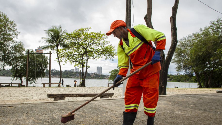 Prefeitura avança com serviços de limpeza e obras na orla lagunar