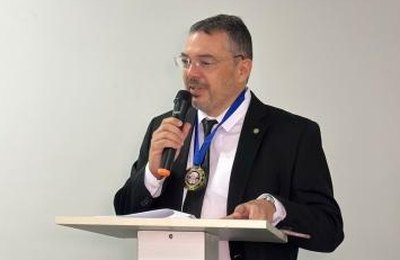 Conselheiro Rodrigo Siqueira é homenageado com Comenda Desembargador Antônio Sapucaia da Silva