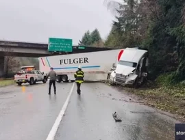 Reboque articulado é empurrado para fora da rodovia