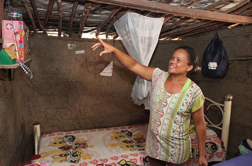 Quilombolas recebem barracas de lona em substituição a moradias de sapê