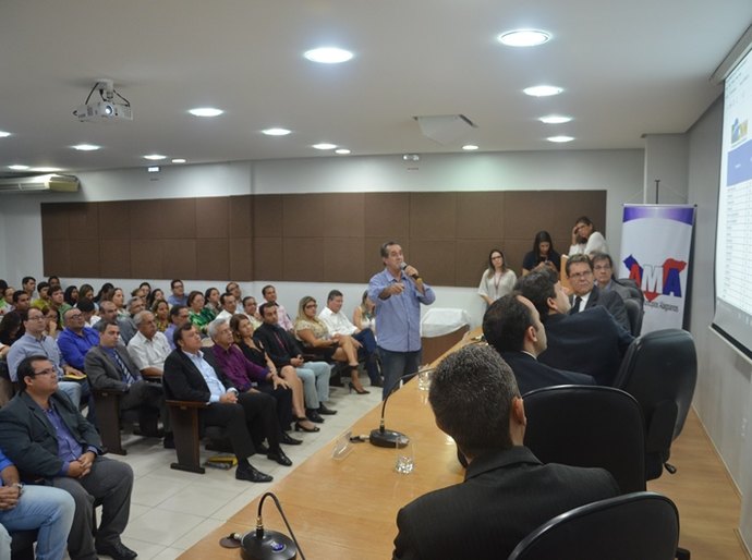 AMA orienta diálogo dos prefeitos com professores sobre reajuste salarial