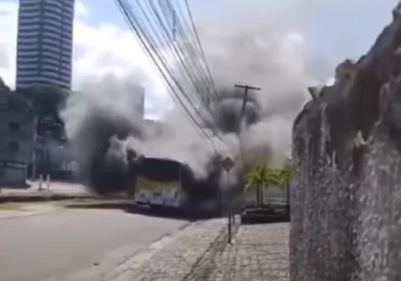 Ônibus Incendeia em Maceió e Assusta Moradores
