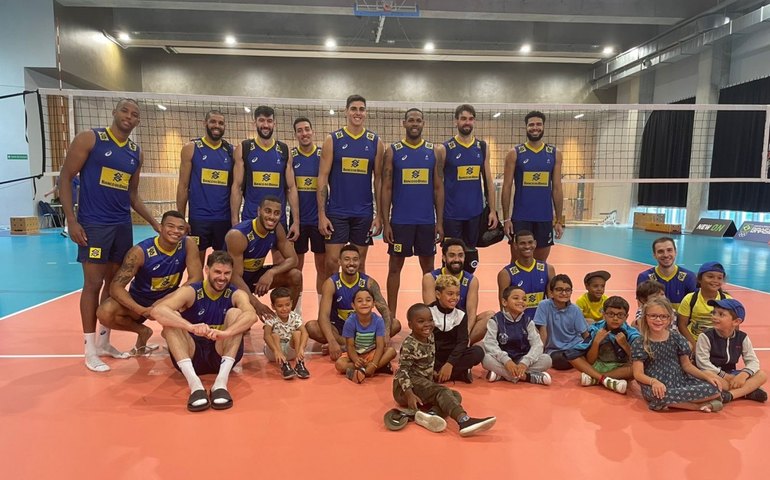 Seleção masculina de vôlei treina em ginásio para Paris-2024 e aprova estrutura
