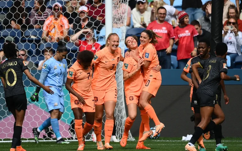 Com gol em 'frango' bizarro, Holanda vence a África do Sul por 2 a 0 e avança na Copa do Mundo