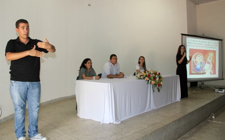 Uso e ensino da Libras são debatidos em encontro em Arapiraca