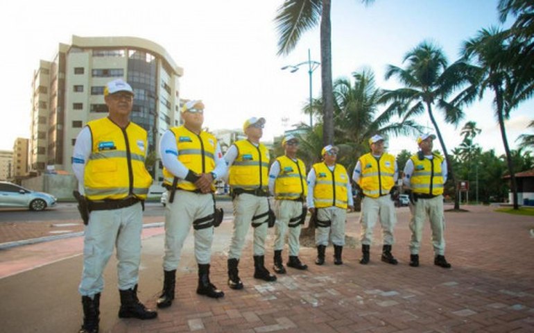 Ronda no Bairro prende na Ponta Verde dupla acusada de estelionato