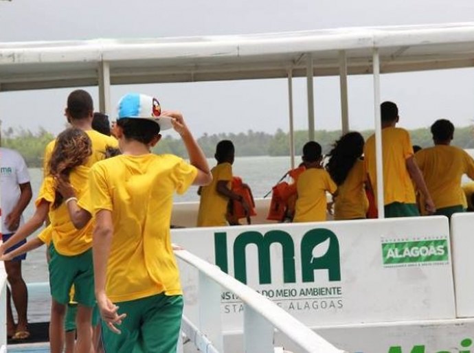Barco-escola do IMA recebe alunos de escola particular de Salvador, BA