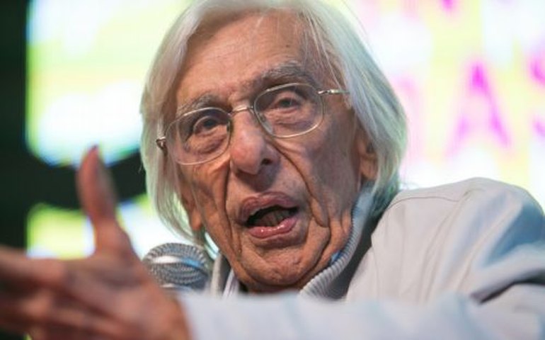 Poeta Ferreira Gullar é eleito para a Academia Brasileira de Letras