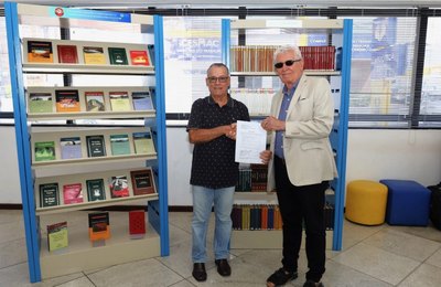 Cesmac recebe doação de acervo bibliográfico do professor Fernando Lôbo para a biblioteca da instituição